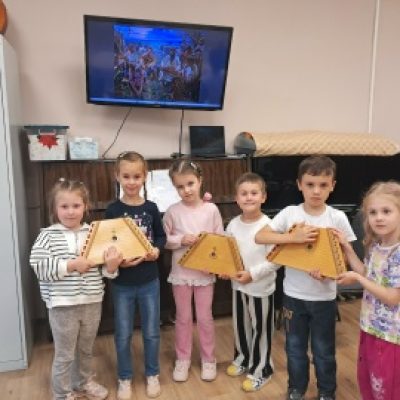 «Музыкальное путешествие по Древней Руси»: в студии «Песенка»